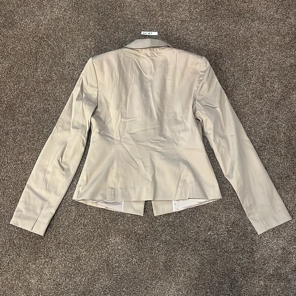 2/$20 Size 8 blazer in excellent condition - Picture 6 of 6